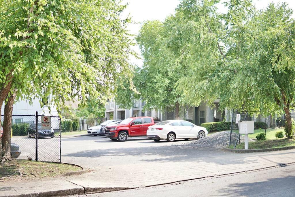 Lovely 2-Bedroom Condo W/Balcony And Free Parking Nashville Bagian luar foto