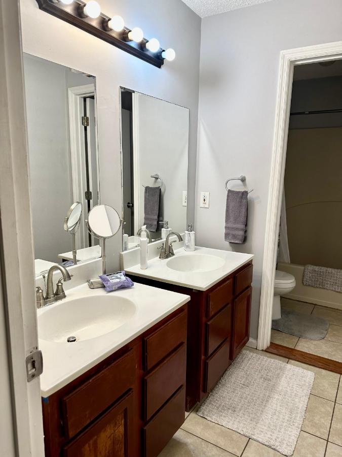 Lovely 2-Bedroom Condo W/Balcony And Free Parking Nashville Bagian luar foto